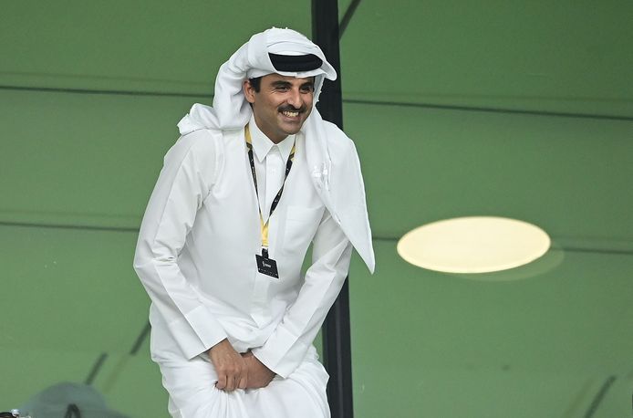 Sjeik Tamim bin Hamad Al Thani, de emir van Qatar, in de tribune tijdens het WK voetbal.