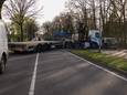 Een vrachtwagen heeft zich maandagmiddag klemgereden op de Geldropseweg in Helmond.