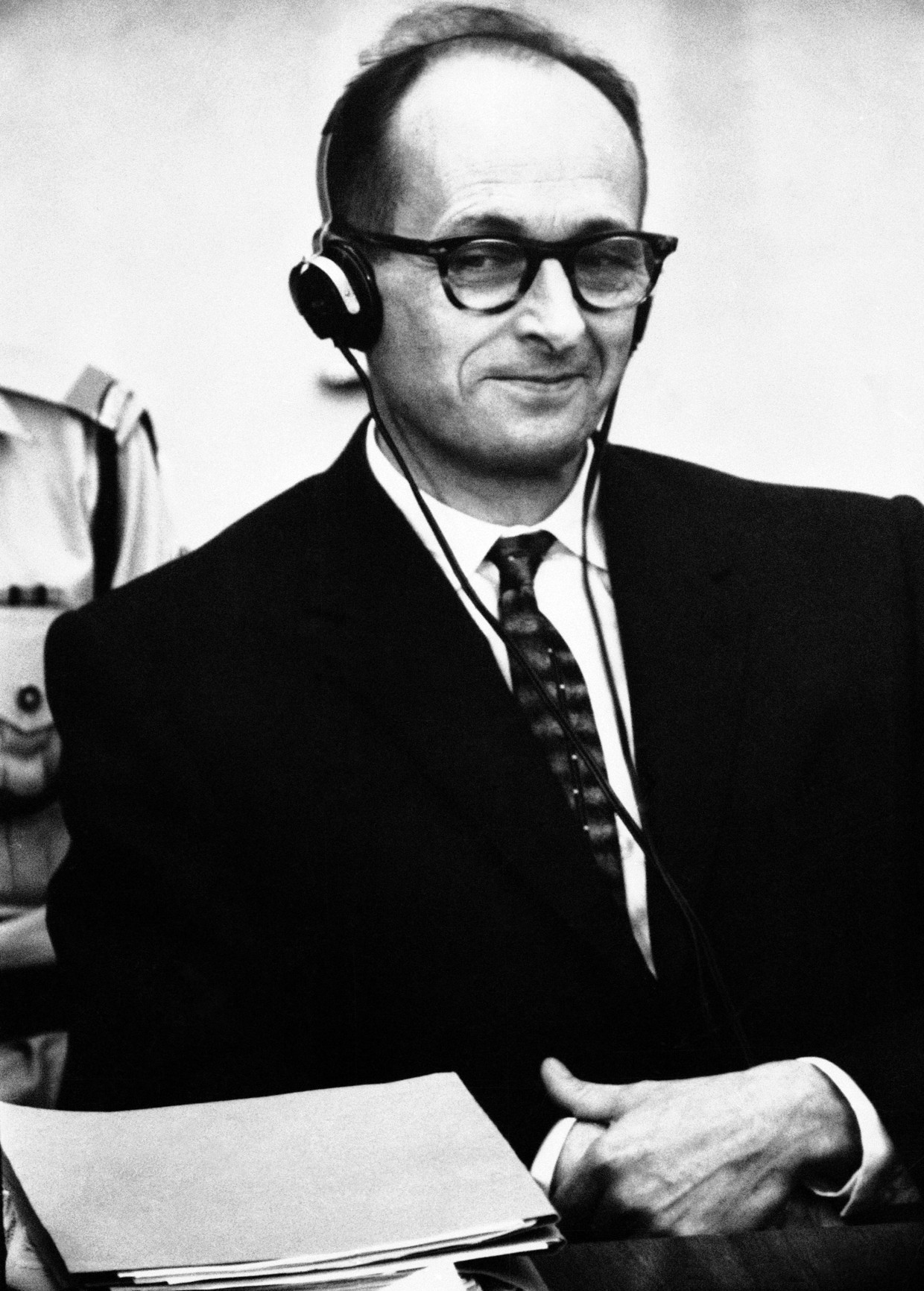 Adolf Eichmann in 1961, tijdens zijn proces in Israël. Beeld AP