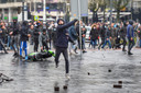Relschoppers gooien met stenen.