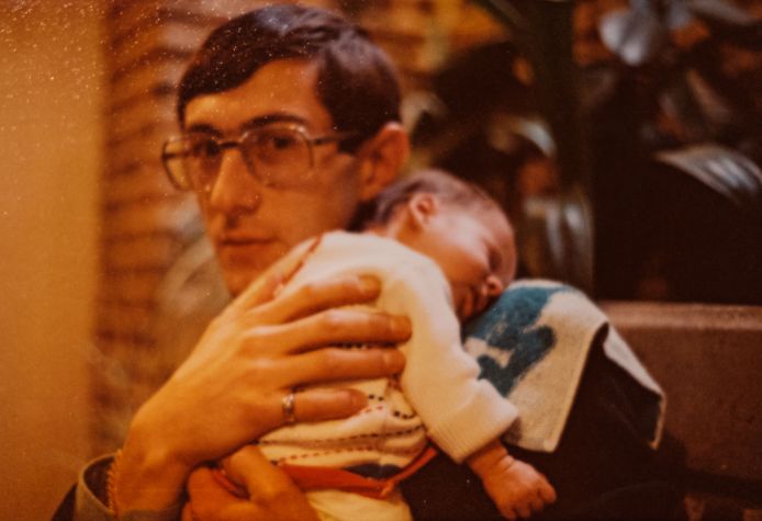 Een fiere Paul Marchal met baby An op zijn schouder. "Deze foto is genomen toen ze net thuis was, op een moment dat het geluk voor ons niet op kon."