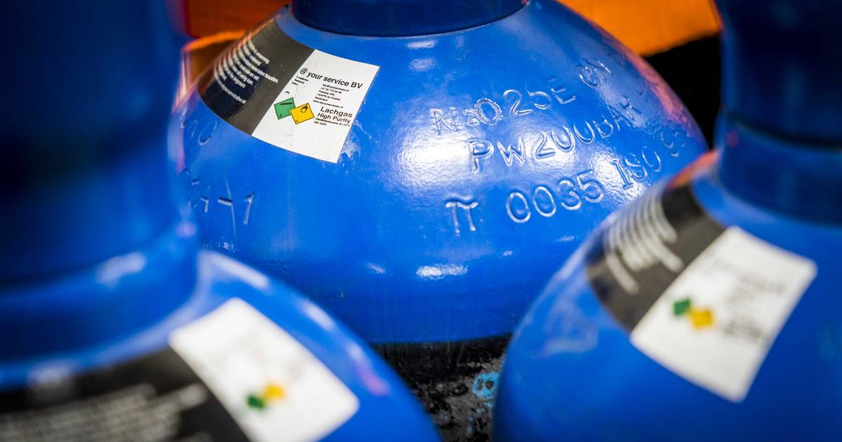 Bestuurder spoorloos na auto-ongeluk Emmen, politie vindt lachgas tank.