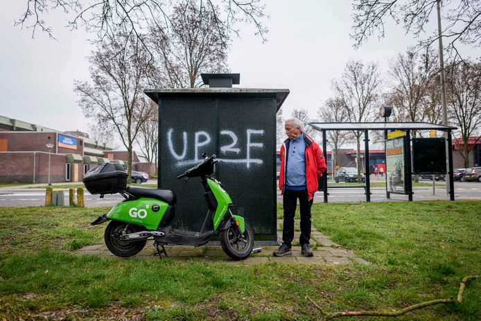 De kapotte deelscooter naast de woning van Jan Schram wordt snel opgehaald.