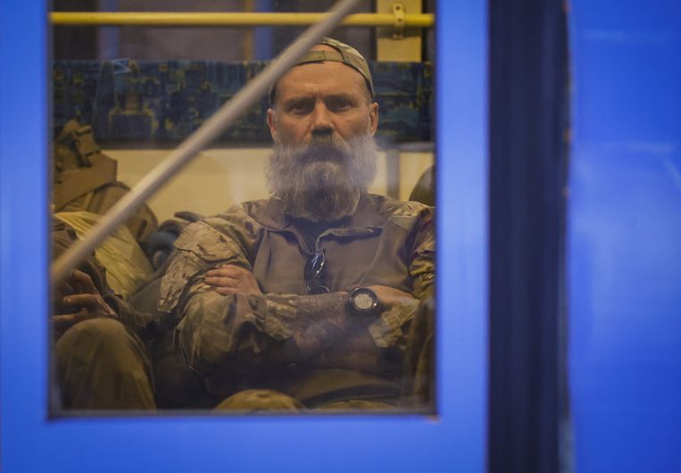Een Oekraïense soldaat wordt dinsdag per bus afgevoerd bij de Azovstal-fabriek. Het is onduidelijk of de Oekraïners inzet zijn van een gevangenenruil.  Beeld ANP / EPA
