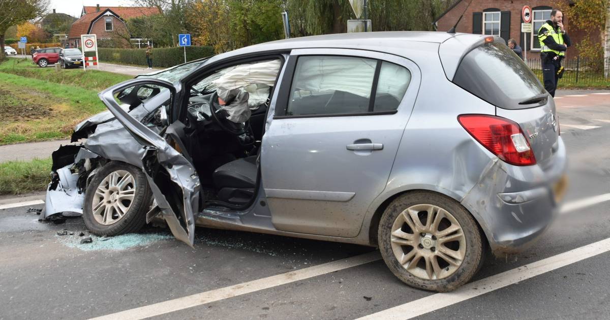 Vrouw gewond bij zwaar ongeluk tussen auto en vrachtauto op N322 bij Almkerk.