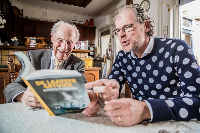Wim Aloserij en Frank Krake, schrijver van het boek De Laatste Getuige. Beeld Rob Voss