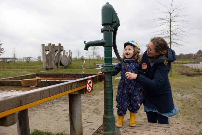 De 'speeltuin' in Geerpark is volgens wethouder Peter van Steen mooi voorbeeld van een moderne speeltuin. Ruim, uitdagend, klimmen en klauteren en volop plaats om elkaar te ontmoeten. Op de foto Nora en moeder Josien.