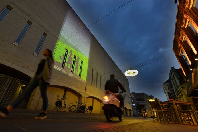 Geprojecteerde reclame op een muur van het Muziekcentrum aan Noorderhagen, een nieuwe vorm van reclame.