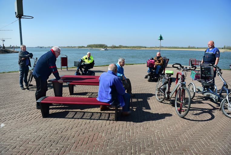 65-plussers, laten wij wegblijven uit het openbare leven - Volkskrant