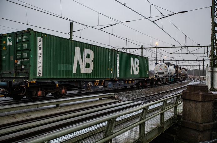 Een goederentrein passeert het stationsemplacement grenzend aan de Deventer binnenstad.