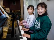 Lingyi (7) en Yuewen (11) oefenen uren voor finale van grote nationale pianowedstrijd: ‘Best wel spannend’