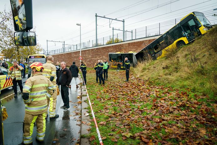 De stadsbus reed het talud op, nadat chauffeur Cock onwel geworden was.