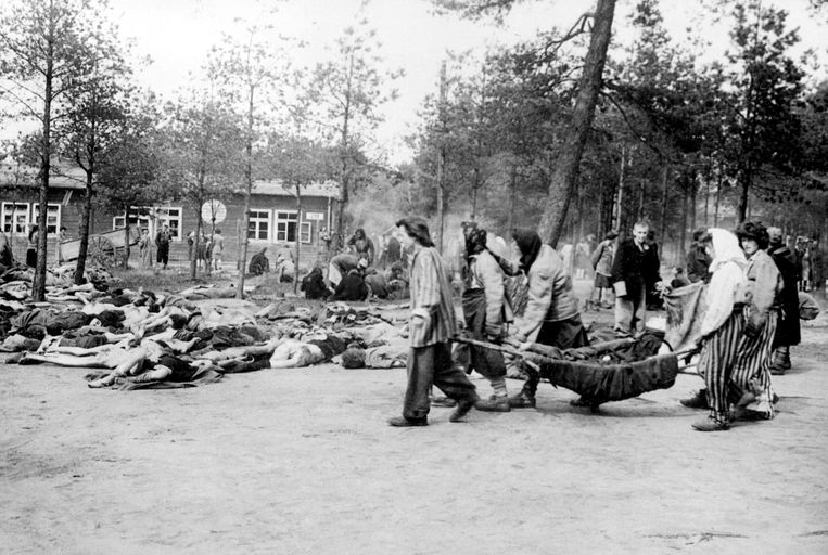 Vrouwen in Bergen-Belsen begraven slachtoffers die het concentratiekamp niet overleefd hebben. Beeld AFP