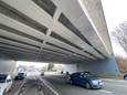 Vier bruggen onder de N60, waaronder deze aan de Deinzestraat wachten op een grondige renovatie. En die zal grote gevolgen hebben voor het verkeer.