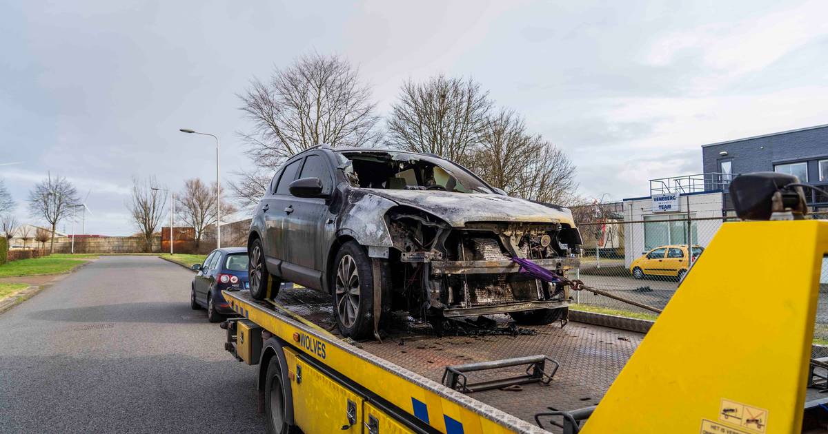 Auto in de brand op bedrijventerrein in Zutphen Zutphen AD.nl