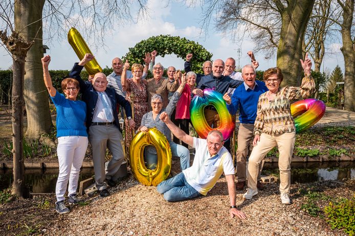 De veertien broers en zussen.
