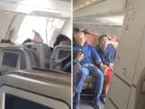 Passagiers filmen vliegtuig met open nooddeur