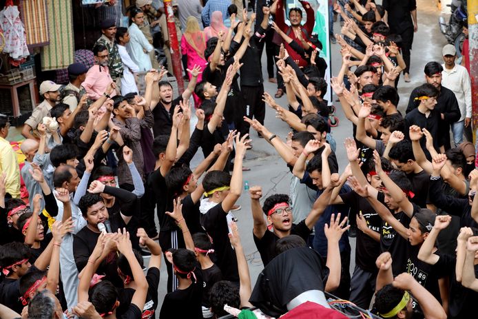 Ter ere van Muharran, de eerste maand van het Islamistische nieuwe jaar, komt men massaal de straat op voor een religieuze rouwstoet.