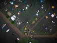 Dronefoto van caravans en campers onder water op camping De Hatenboer in Roermond.
