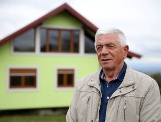 Bosniër bouwt draaiend huis om echtgenote te plezieren: “Nu kan ze zelf kiezen wat ze ziet als ze door het raam kijkt” 