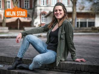MIJN STAD. Op sleeptouw door Kortrijk met influencer en woordkunstenares Margot (28): “Een zomerse namiddag op het Plein, dat is tijd over hebben in een wereld zonder tijd”