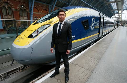 Nicolas Petrovic, de ceo van Eurostar naast de spiksplinternieuwe treinen, op St. Pancras station in London