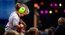 Een jonge bezoeker met gehoorbescherming tijdens een festival.