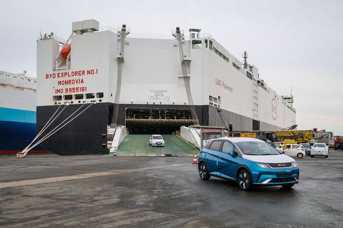 Elektrische auto's uit China arriveren in het Duitse Bremerhaven.