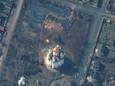 Op dit satellietbeeld dat Maxar Technologies gisteren vrijgaf, is een massagraf te zien (de bruine omgewoelde grond centraal bovenaan in beeld) aan de Church of Saint Andrew and Pyervozvannoho All Saints in Boetsja.
