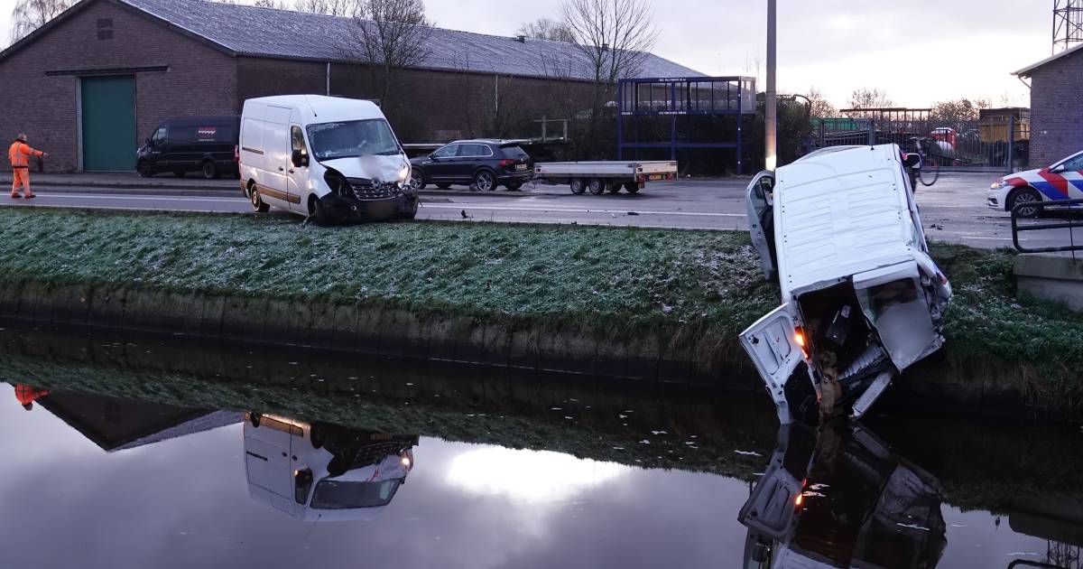 Bestelbus balanceert op randje kanaal na aanrijding in de Krim.