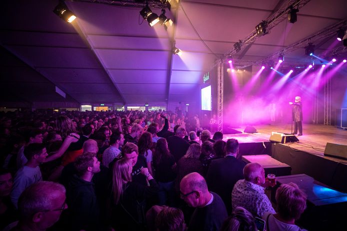 De populaire Duitse Schlagerzanger Heino trad er op in een immense feesttent, daar waren zo’n zevenduizend bezoekers op af gekomen.