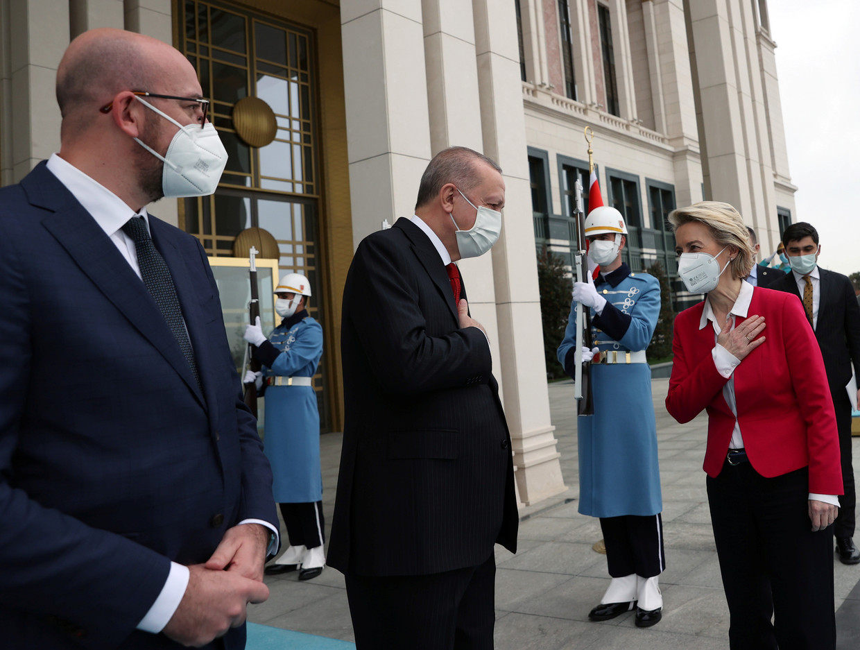 De Turkse president Tayyip Erdogan bij de ontmoeting met Ursula von der Leyen en Charles Michel die zou leiden tot ‘sofagate'.  Beeld via Reuters