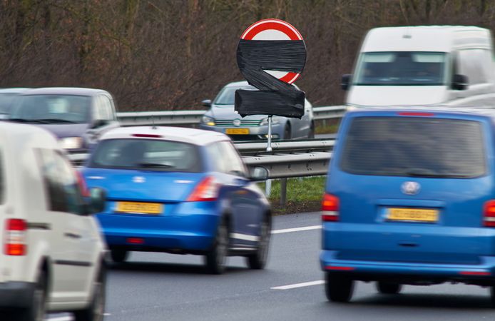Op veel plaatsen in Nederland, zoals hier op de A59 bij de afslag Oss-West, staan de nieuwe snelheidsborden met het lagere maximum al klaar