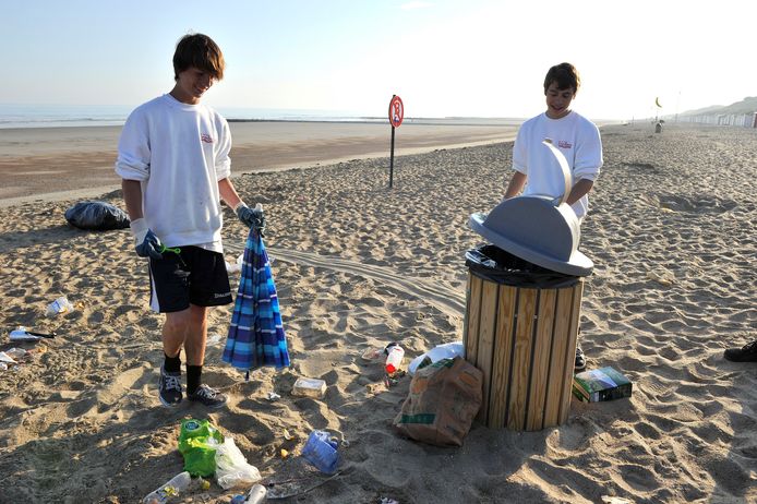 Jobstudenten ruimen het strand van Bredene op (Archiefbeeld).