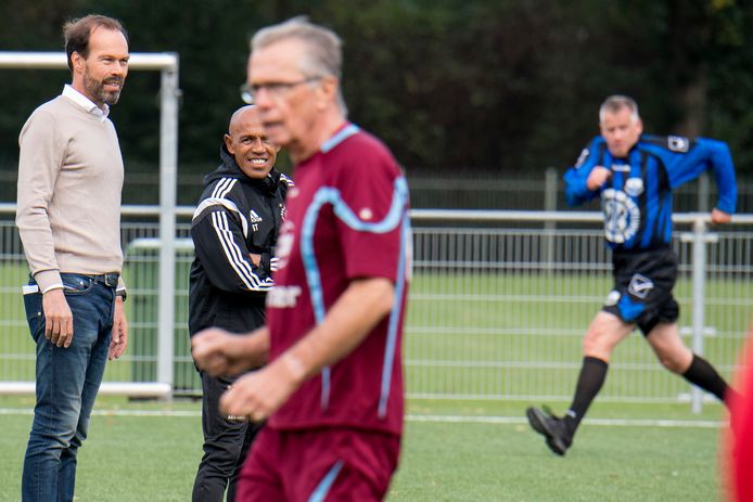 Walking football, met de Tiels-Molukse voetbalheld Simon Tahamata (eerste van links), is een succes.