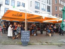 Weer even genieten op het terras in Enschede: „Ik word vrolijk van de glimlach van onze gasten!”
