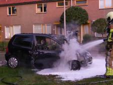 Auto verwoest door brand in Hengelo, politie op zoek naar camerabeelden