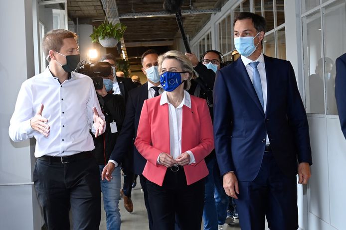 Staatssecretaris voor Relance Thomas Dermine (PS), Europees Commissievoorzitter Ursula von der Leyen, en premier Alexander De Croo (Open Vld).