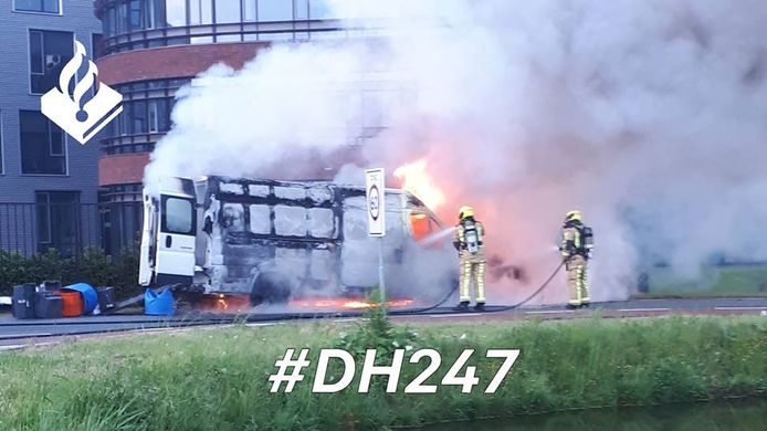 Het busje dat vanmorgen aan de N223 bij De Lier in brand vloog.