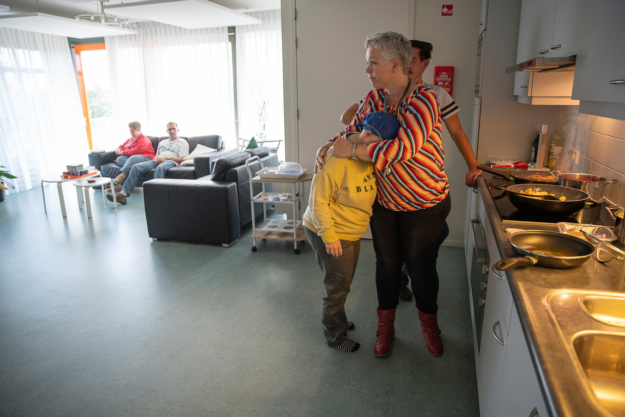 Bewoners van de Ingelandhof van Philadelphia (woonlocatie voor mensen met een verstandelijke beperking) helpen mee met het koken.  Per verdieping wordt gezamenlijk een menu gekozen, bereid en gegeten. Op de foto begeleidster Janine. Beeld Harry Cock - De volkskrant