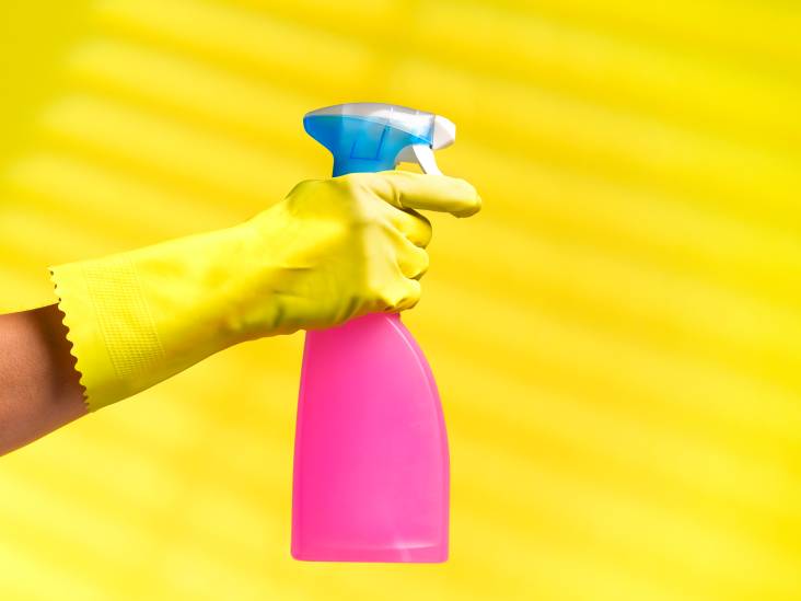 Schoonmaken met thee of je broek ‘strijken’ door erop te liggen: met deze trucs ga je fris 2023 in