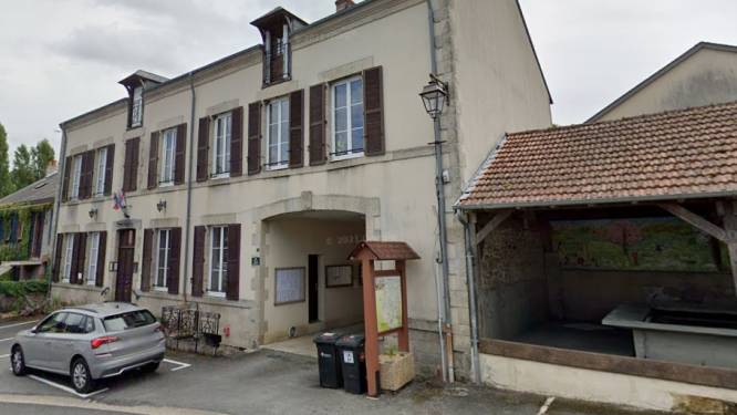 Drama in Frans dorp: Nederlander ligt zes maanden dood in woning boven gemeentehuis
