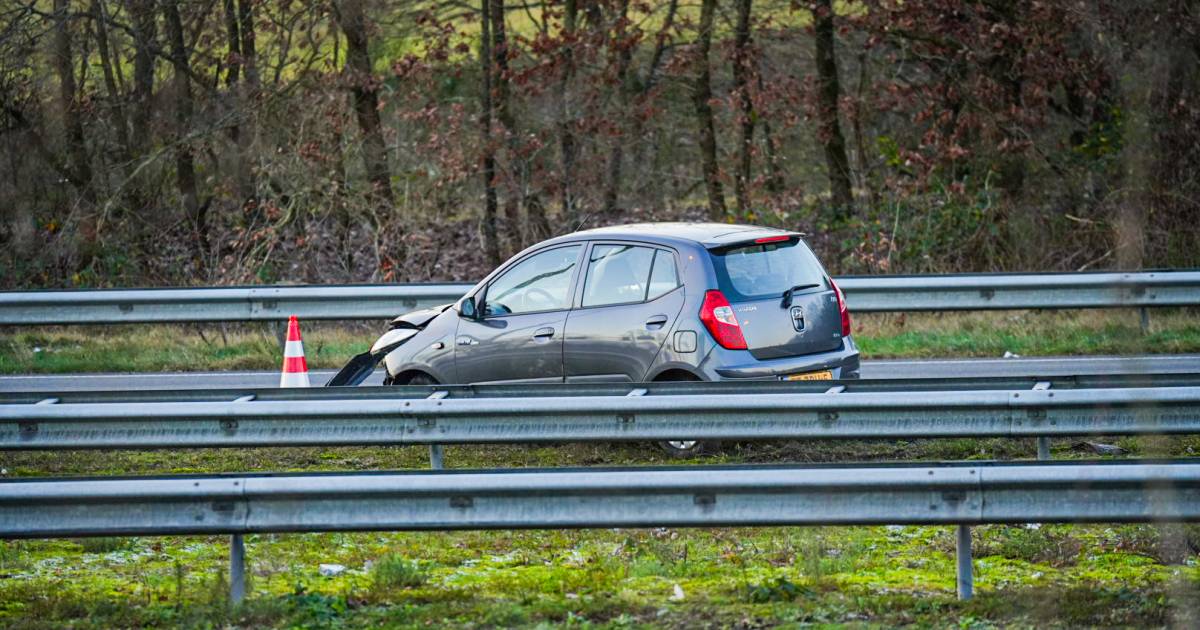 Automobilist botst tegen middenrail op A50