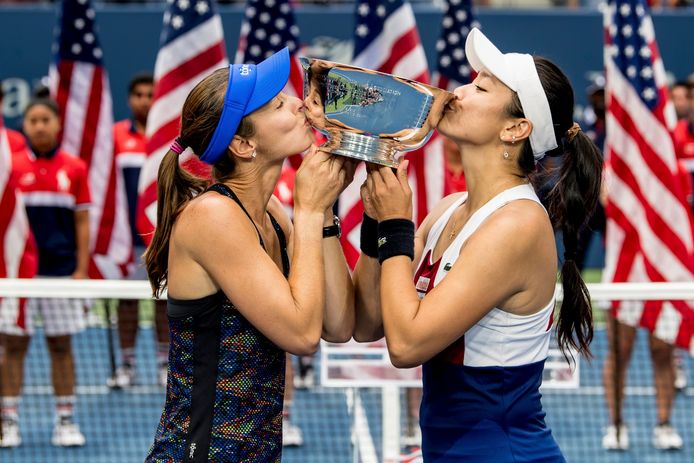 Martina Hingis en Yung-Jan Chan kussen de US Opentrofee. Het zou haar laatste Grand Slam-overwinning worden.