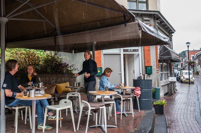 Espressobar Puur Koffie in Oosterbeek. De plek staat symbool voor de welvarendheid in het dorp. Uitbater Nienke Blom serveert uit.