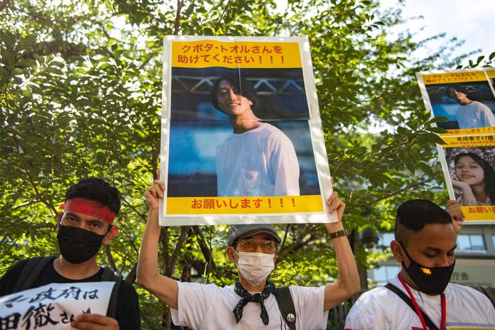 Activisten tonen een foto van de Japanse documentairemaker Toru Kubota.