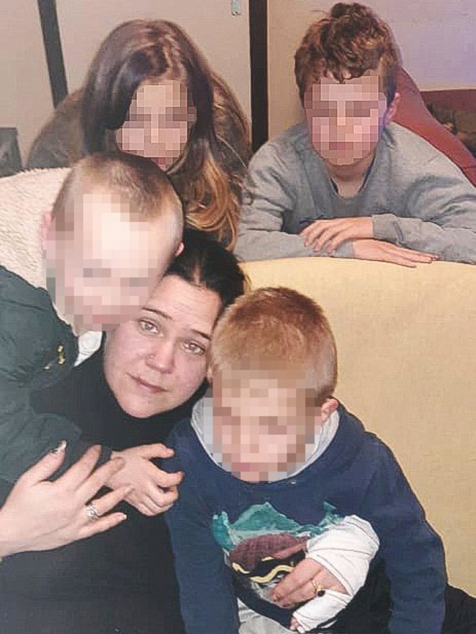 Laetitia cherche d'urgence un logement pour se mettre à l'abri, elle et ses quatre enfants. Fin février, elle devra quitter l'appartement sinistré qu'elle occupe actuellement.