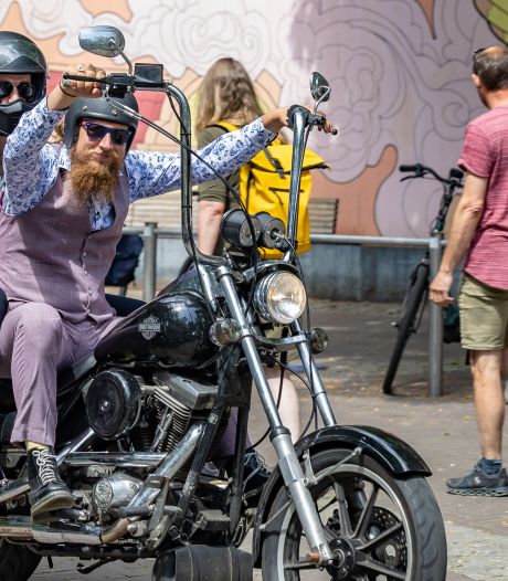 ‘Peaky Blinders’ op motoren: stijlvolle bikers in Zwolle en Kampen voor het goede doel