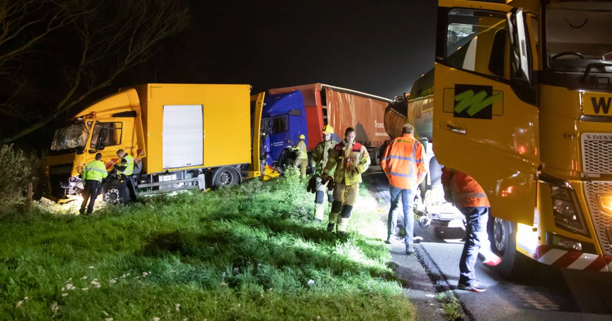 Ravage op A27 na zwaar truckongeval met wegwerkers: snelweg gedeeltelijk afgesloten.