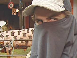 Is dit de echte Banksy 16 jaar geleden? Opgedoken tv-fragment toont straatkunstenaar met bedekt gezicht